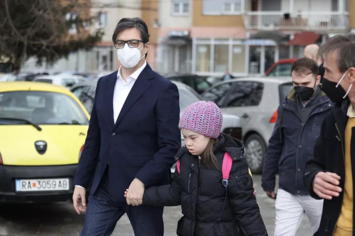 Stevo Pendarovski, e Embla Ademi caminhando juntos até a escola