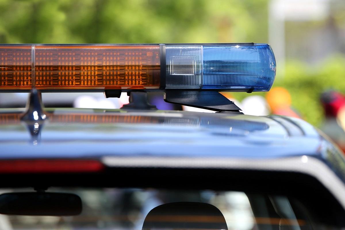 Criança é arremessada do segundo andar do prédio e salva por policial