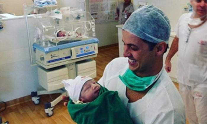 Matheus Braga com seu filho recém-nascido, Gabriel