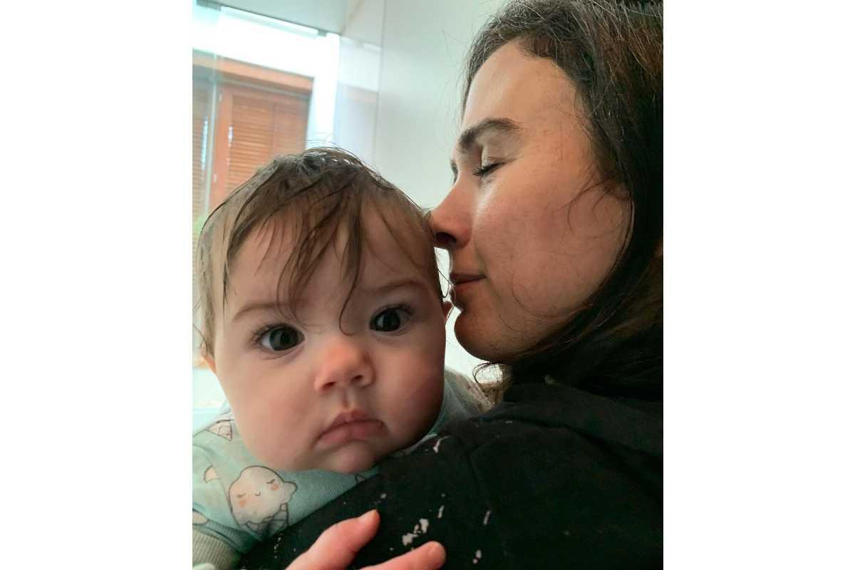 Em registro, Tata Werneck protagoniza momento de carinho com a filha Clara Maria, e é elogiada por Rafa Vitti