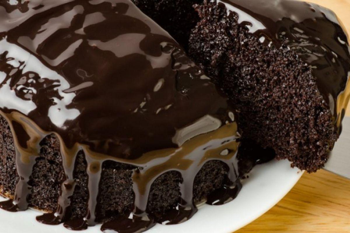 A receita de bolo de chocolate é um clássico muito fácil de fazer e pode servir de lanche da tarde para a família