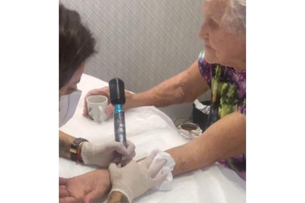 A neta acompanhou a avó para fazer a primeira tatuagem
