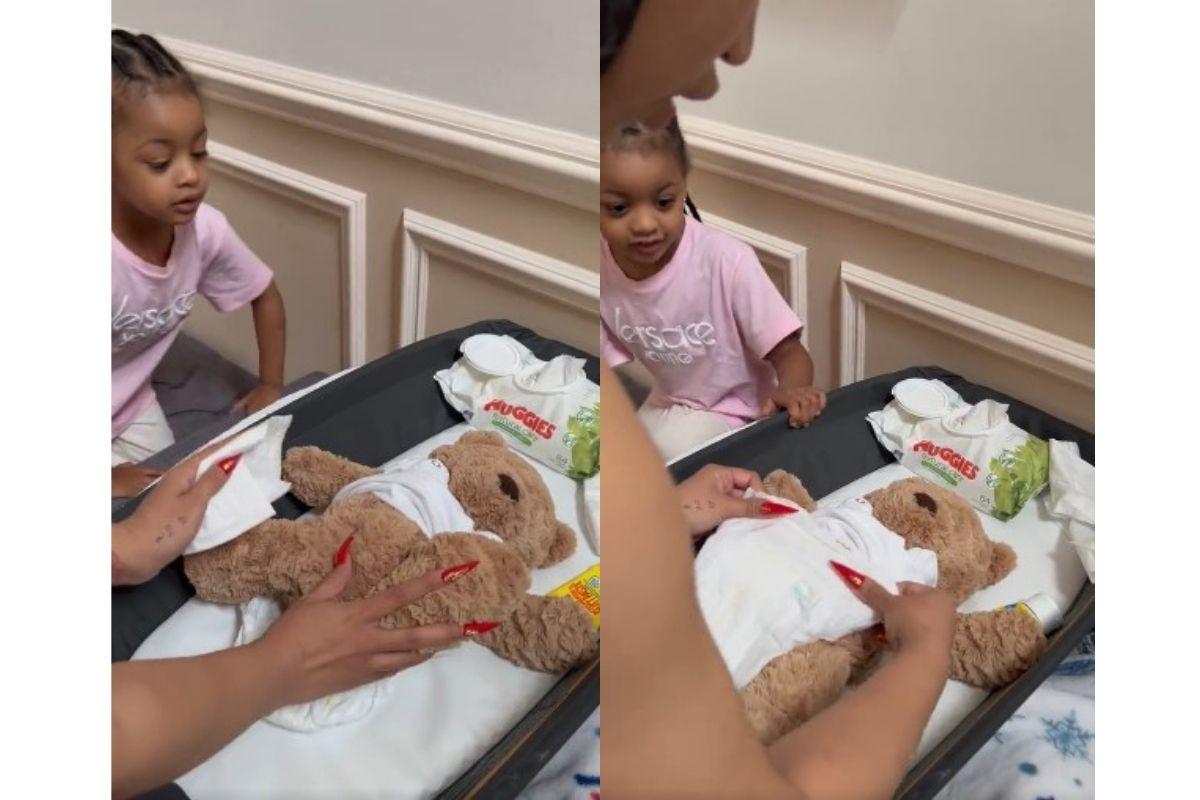 Cardi B mostrou como troca a fralda dos filhos com unhas grandes