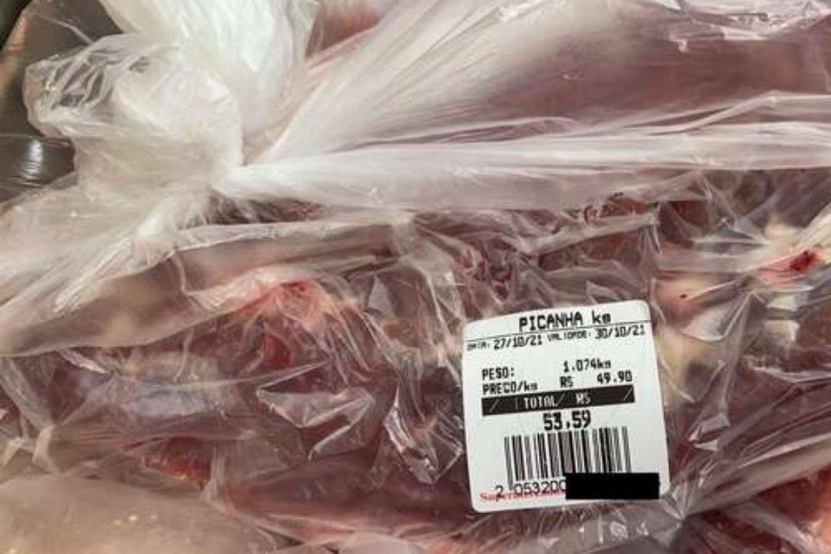 Grávida tenta pegar 5 fatias de carne do mercado sem pagar
