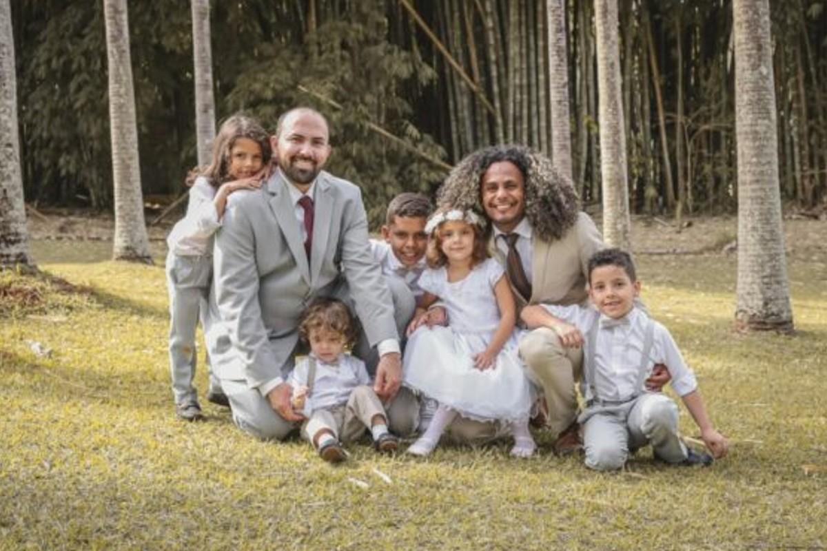 Pais, 5 crianças em um parque