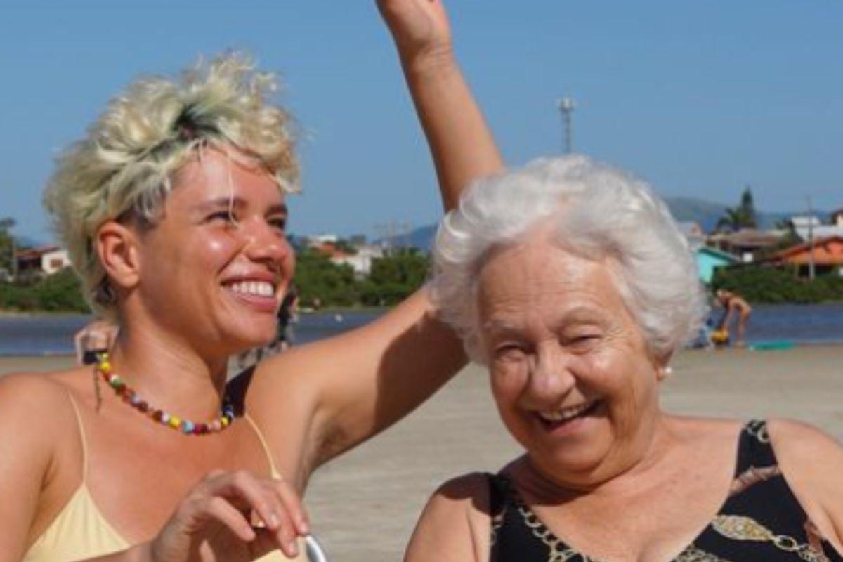 Atriz Bruna Linzmeyer compartilha momento com avó e comentários geram polêmica