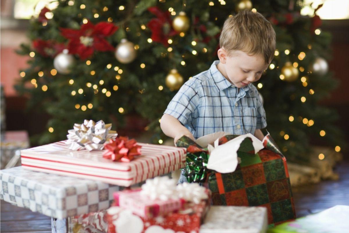 Desembrulhar os presentes pode virar uma bagunça com filhos