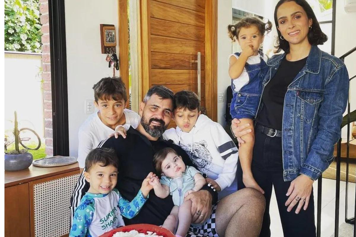 Juliano e Letícia Cazarré com os filhos