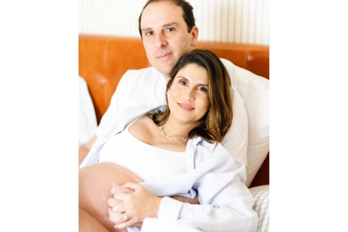 Renata e o marido, Bernardo, enquanto aguardavam a chegada de Guilherme