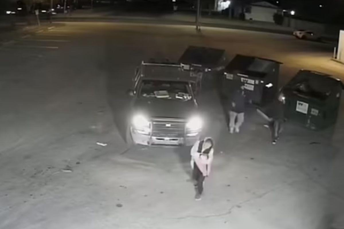 Momento em que uma das catadoras de lixo encontra o recém-nascido, ainda com vida