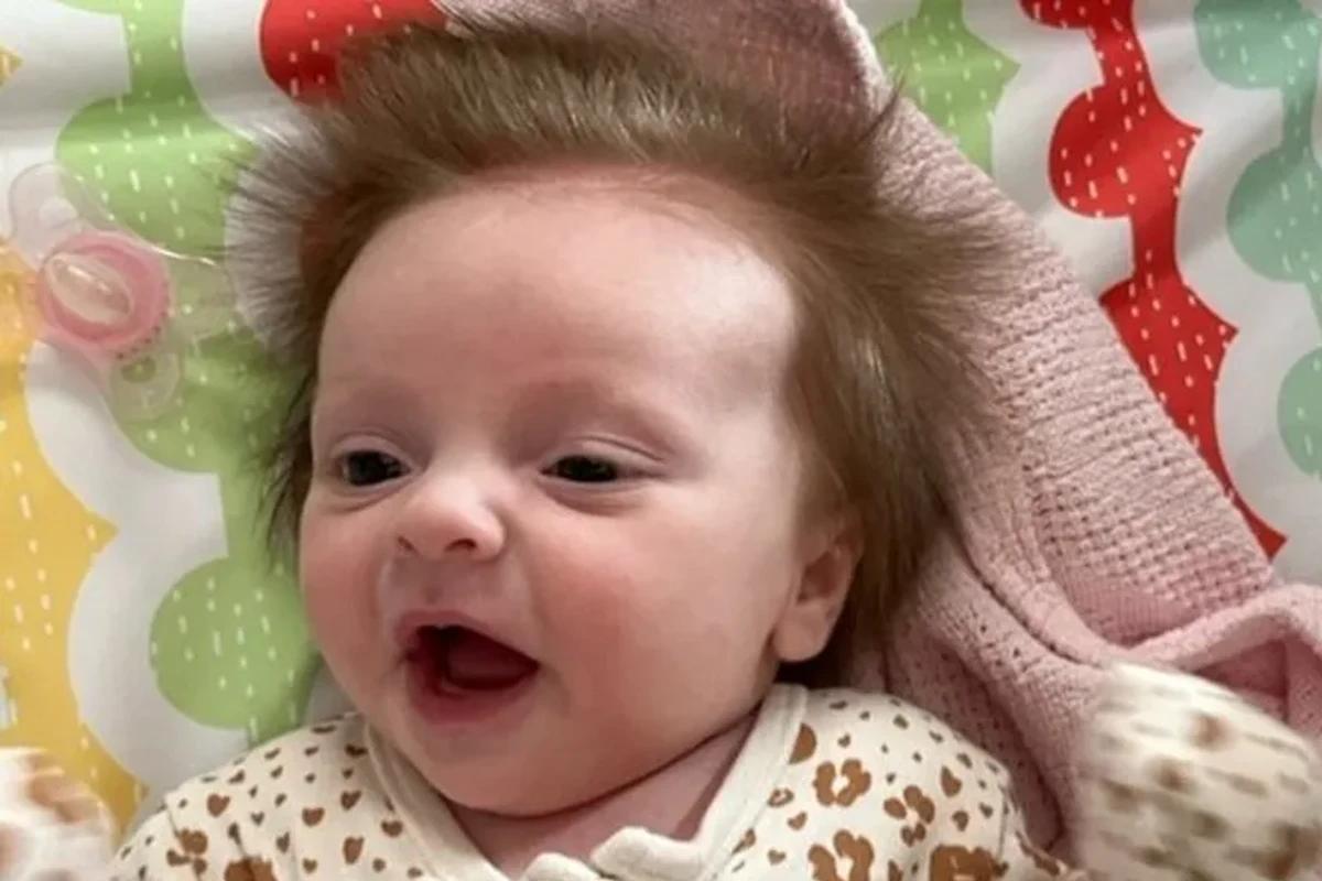 bebe com o cabelo para cima, arrepiado