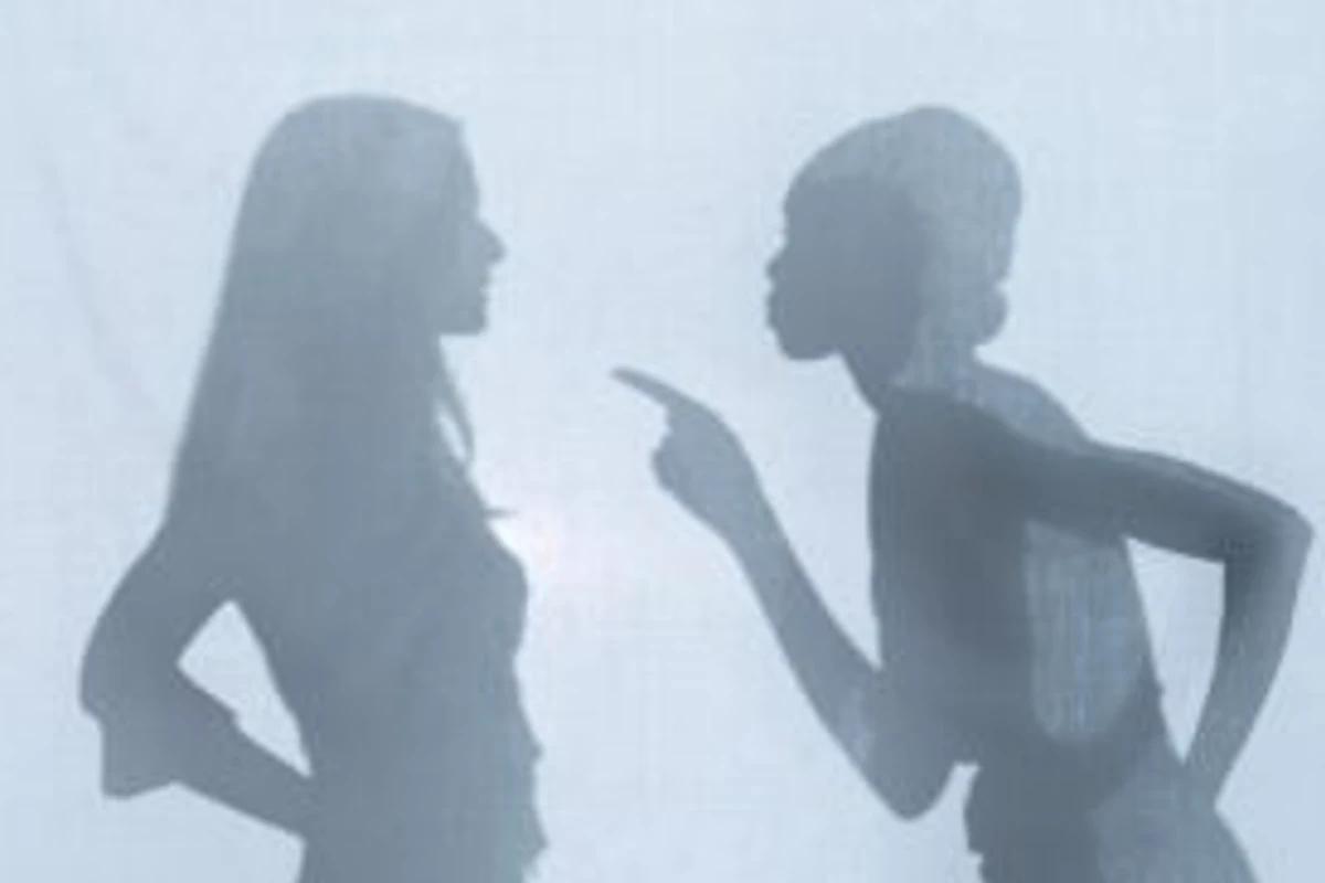 Sombras de pessoas brigando