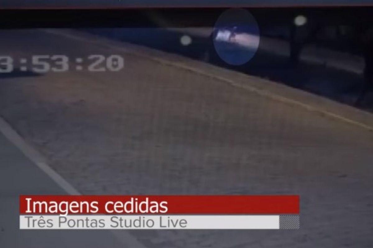 A câmera de segurança flagrou o momento em que a mãe joga o bebê no córrego