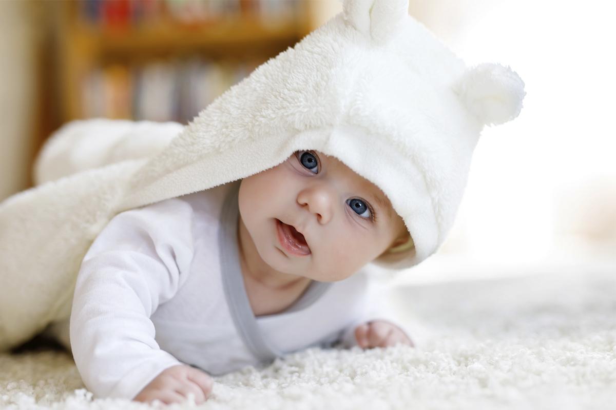 Os bebês sentem mais frio que os adultos mas não é tanto assim. Um agasalho extra já é suficiente!