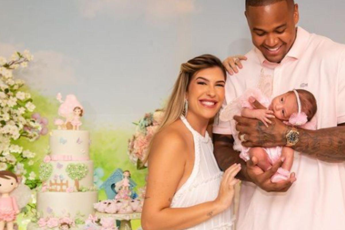 Leo Santana aprece ao lado da filha recém-nascida com Lore Improta