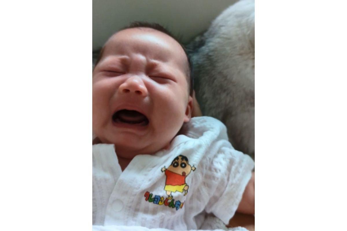 Criança chorando antes de ser acalmada pelo gato