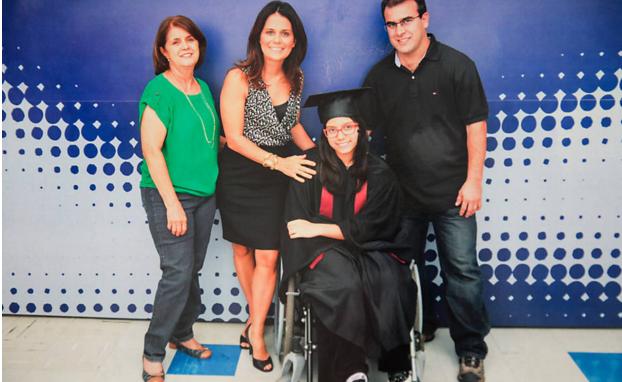 Giovanna com toda a família em sua formatura do Ensino Médio