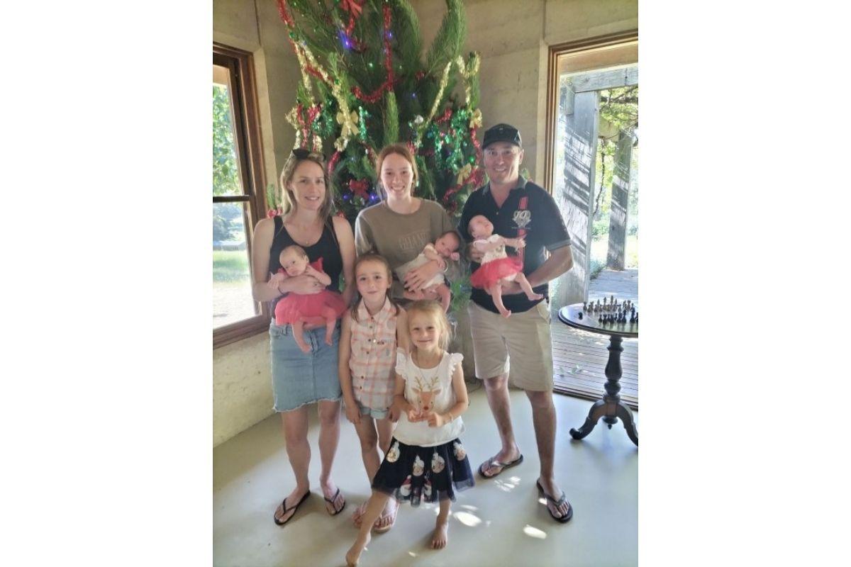 A família reunida após o nascimento dos trigêmeos
