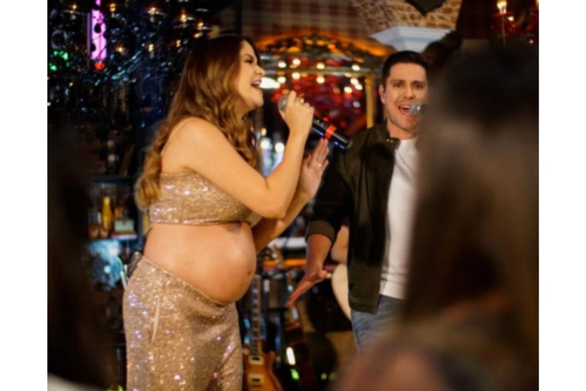 Maria Cecília aparece grávida em gravação de DVD