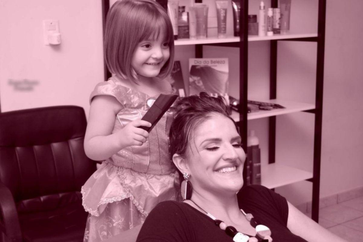 Valentina ajudando a mãe a raspar o cabelo