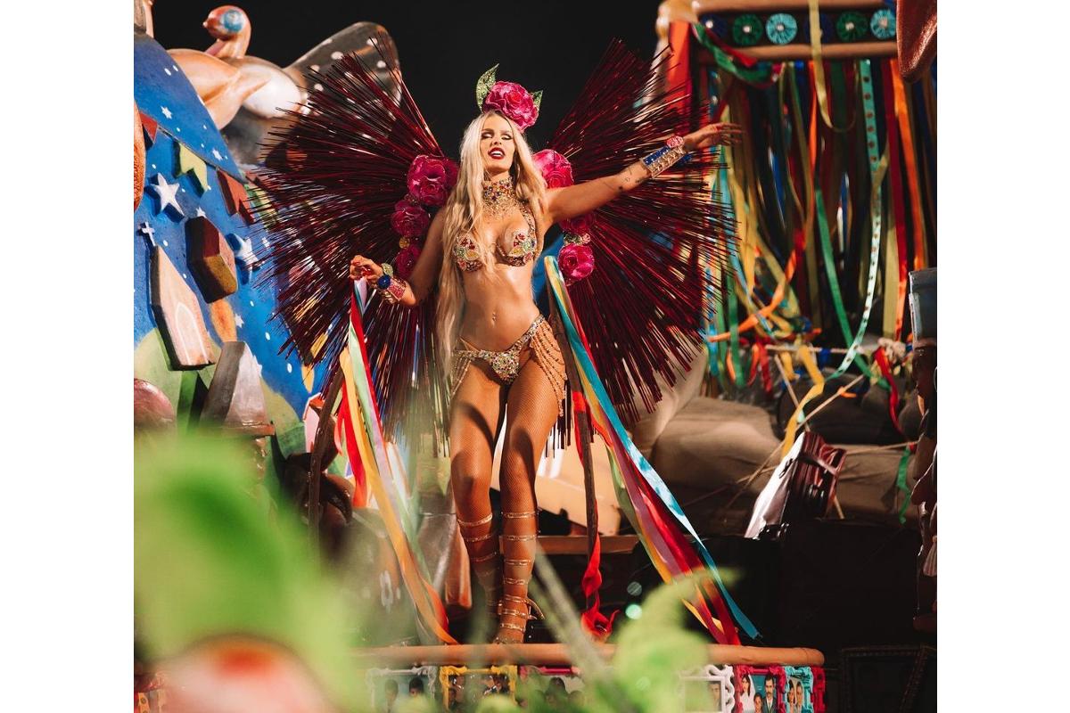 Yasmin Brunet desfila na Grande Rio