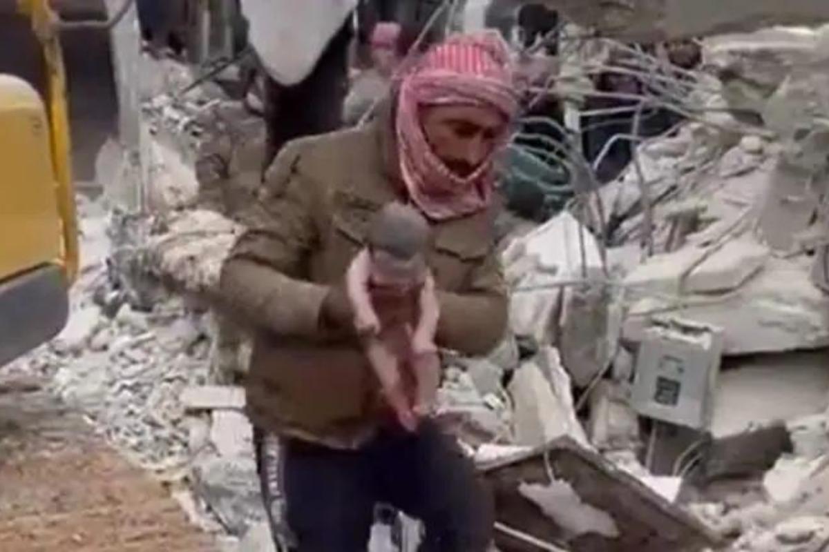 Bebê sendo resgatado por um socorrista entre os escombros causados pelo Terremoto na Turquia