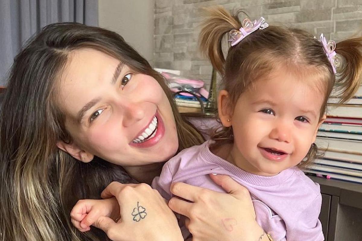 Virginia aparece sorridente ao lado da filha mais velha, Maria Alice