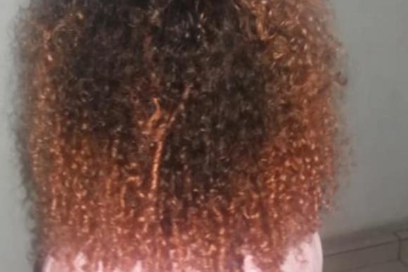 Mais da metade do cabelo da criança foi pintado. (Foto: Reprodução/ Facebook)