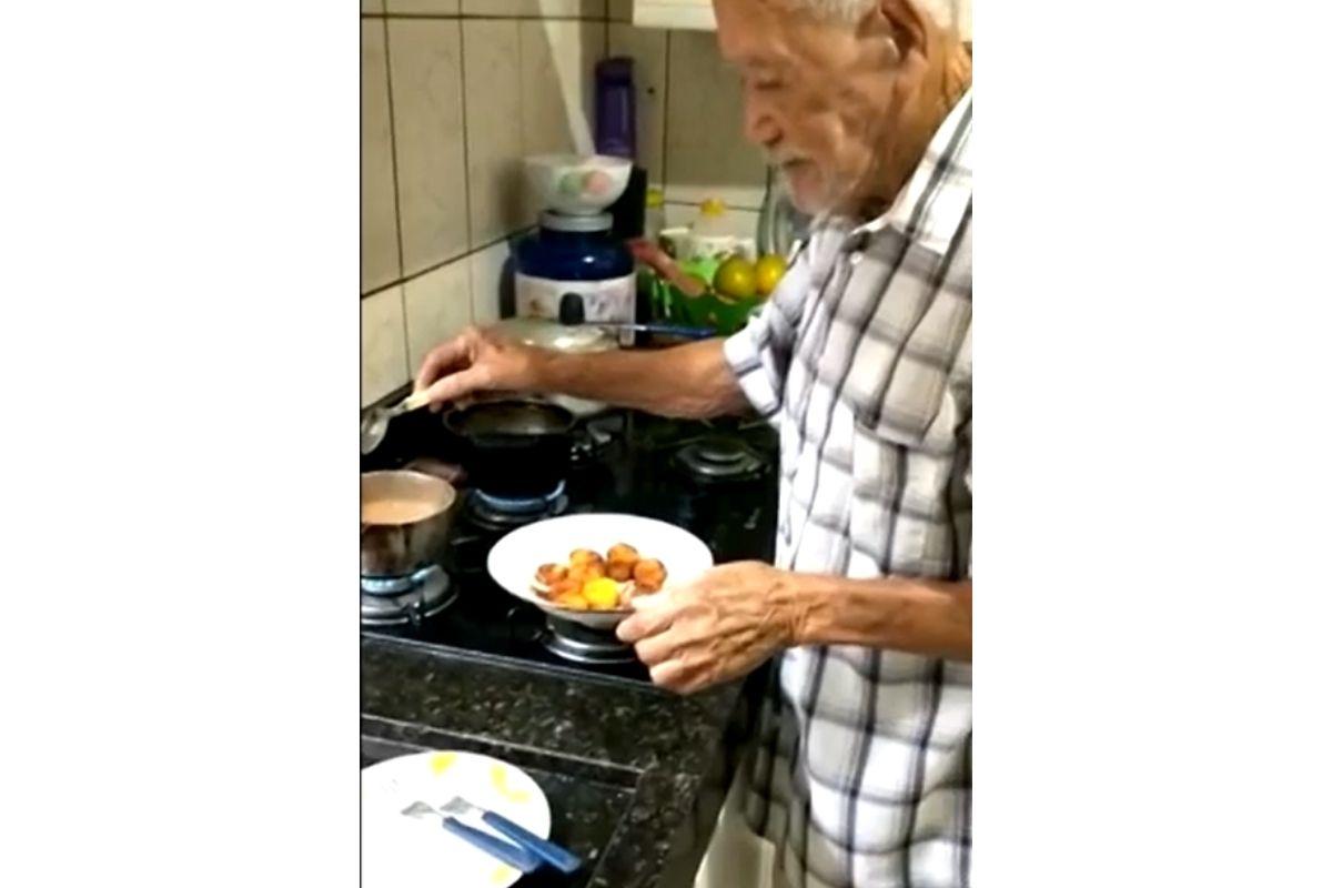 Andrelino fazendo o próprio almoço na casa onde divide terreno com a família