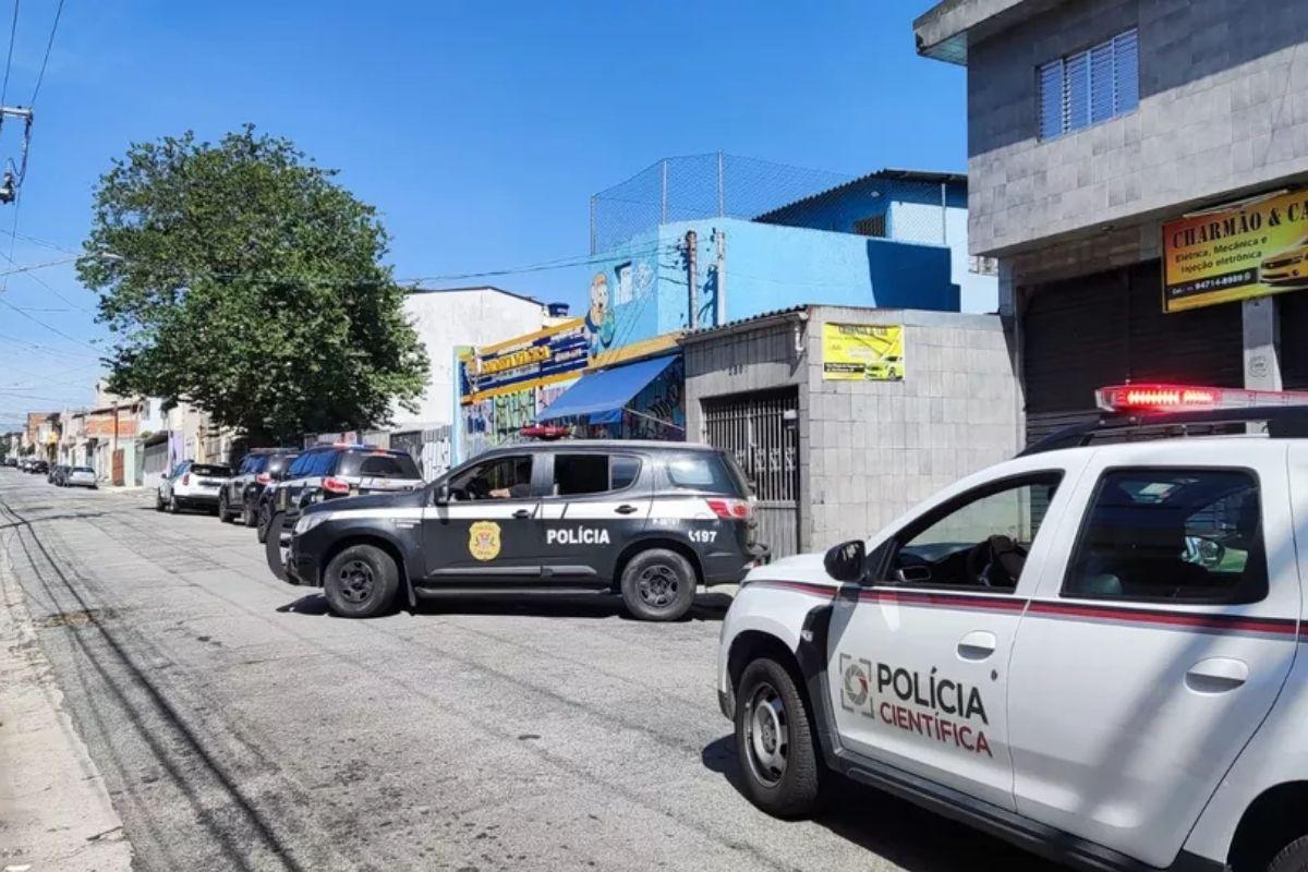 A Polícia fez busca e apreensão dos objetos e materiais na escola