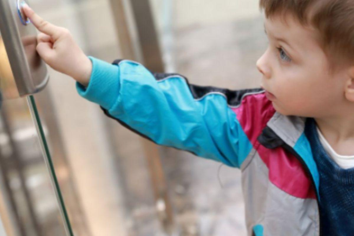 Mãe se comove com gesto gentil de estranho com filho autista