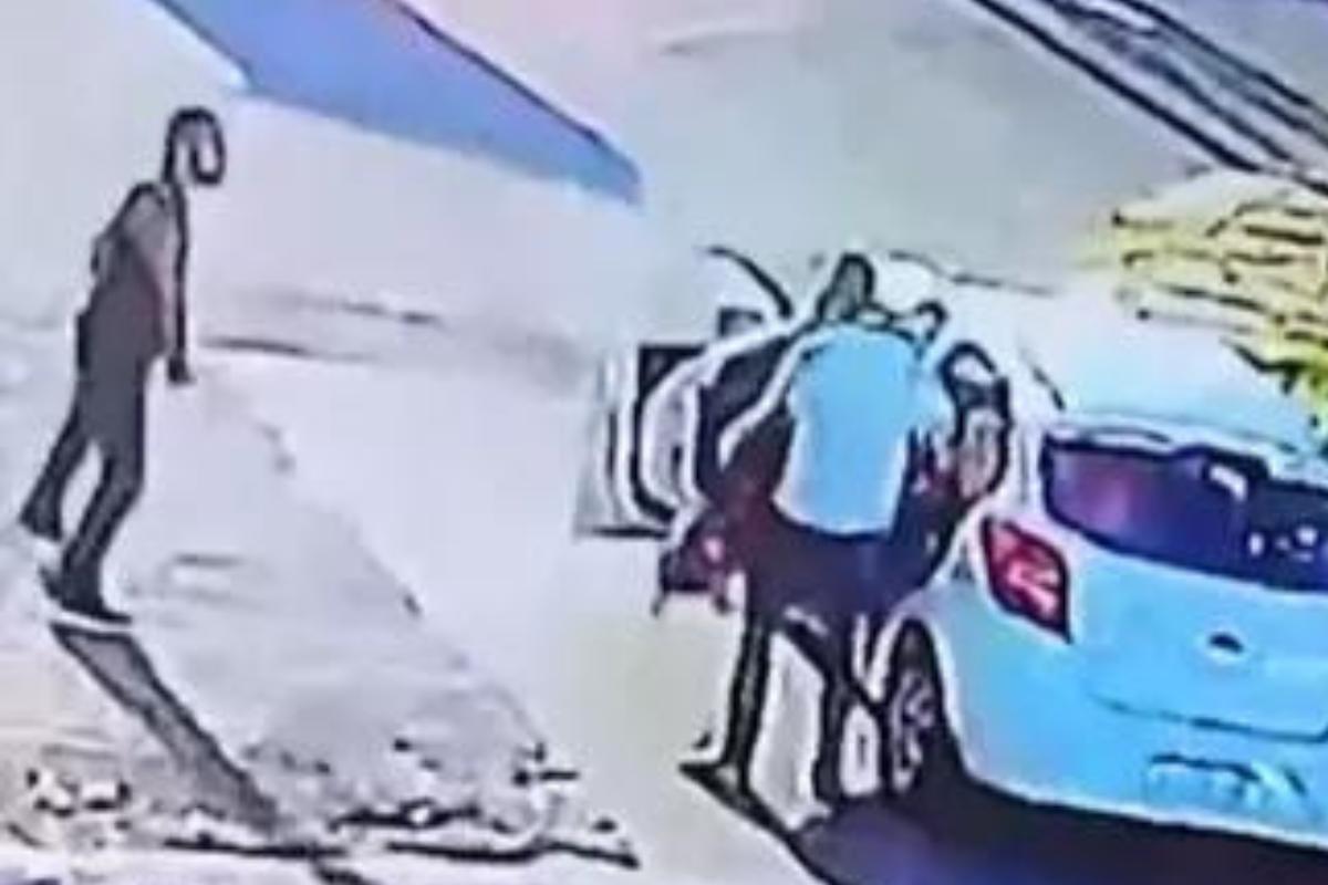 Motorista de aplicativo avançando em pai e filho com um taco