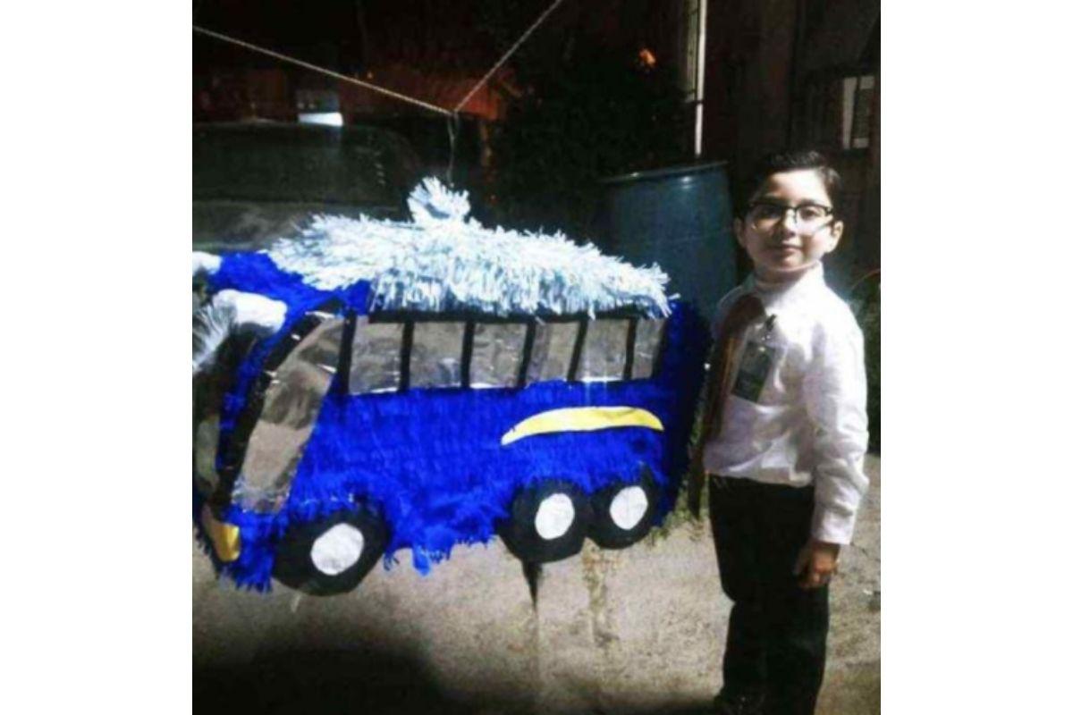 Menino comemora aniversário vestido de motorista de ônibus