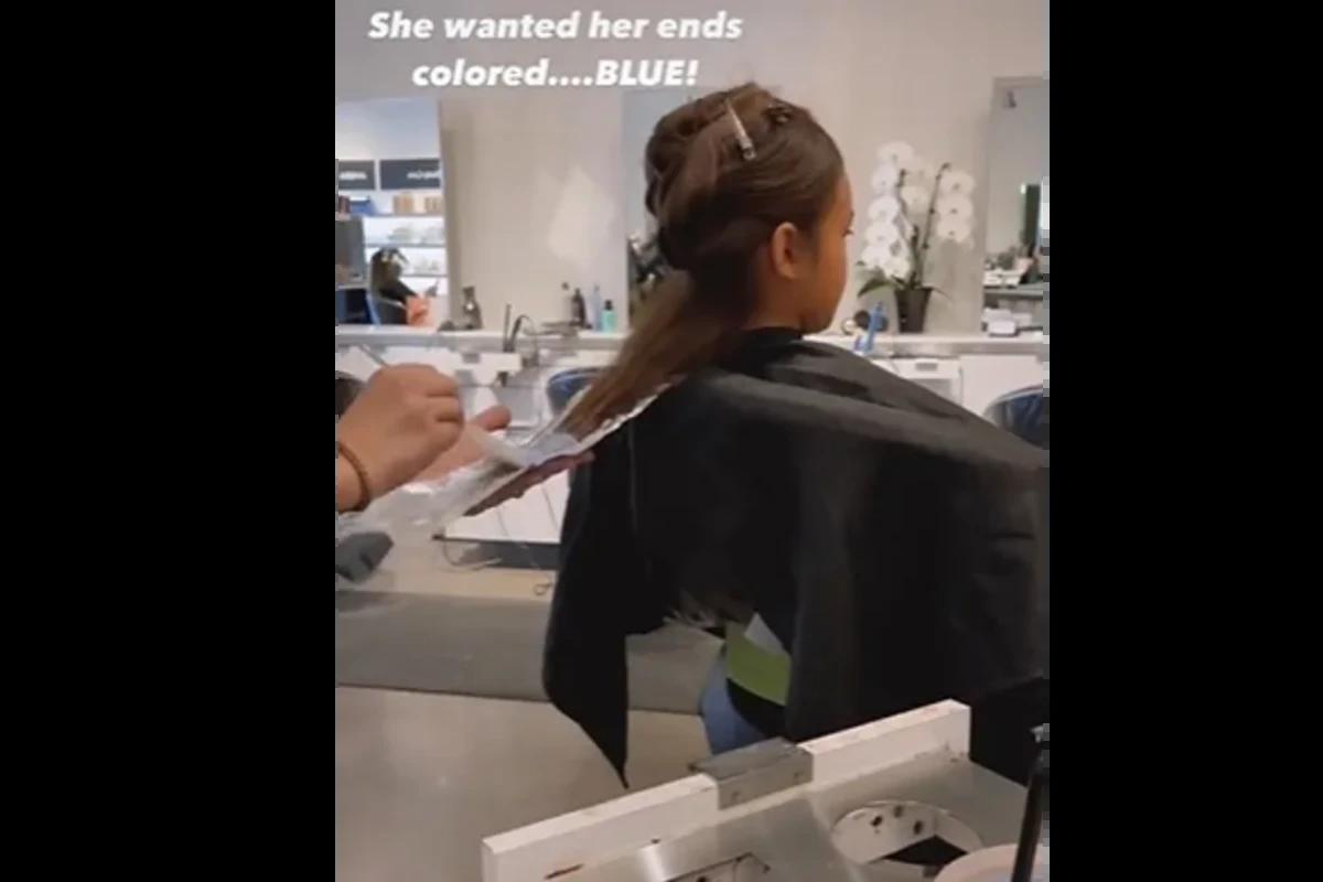 menina pintando cabelo