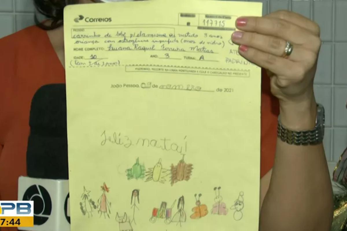A menina escreveu uma carta pedindo o presente que mais deseja