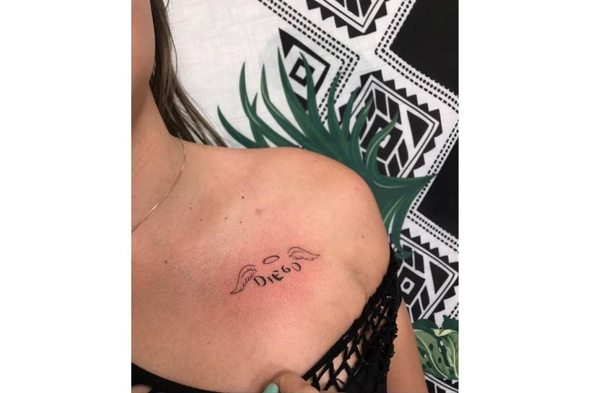 Tatuagem com nome de filho com asas de anjo para simbolizar a saudade de quem já não está mais aqui