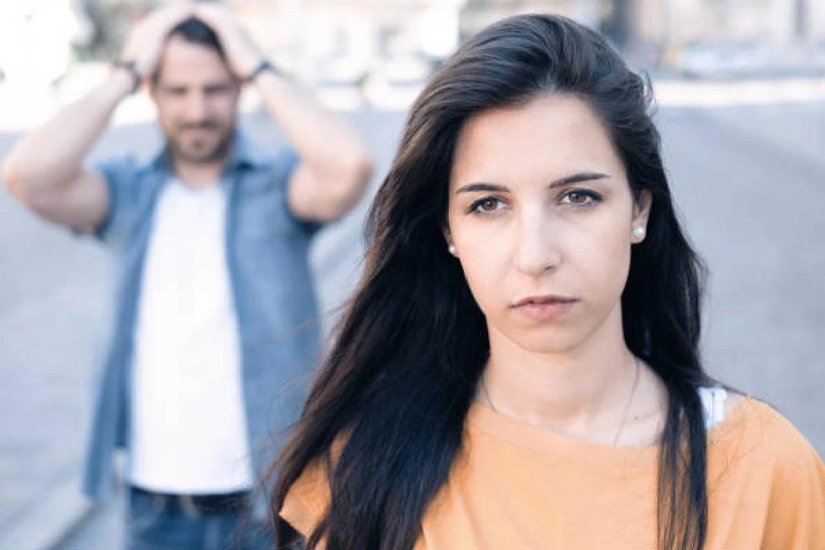 mulher brava e homem atrás com a mão na cabeça