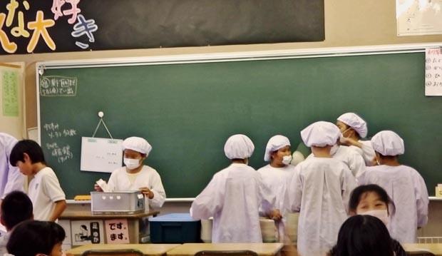 Os próprios alunos ajudam a servir a merenda