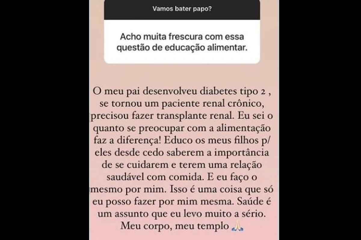 Print do Instagram com um texto no fundo salmão