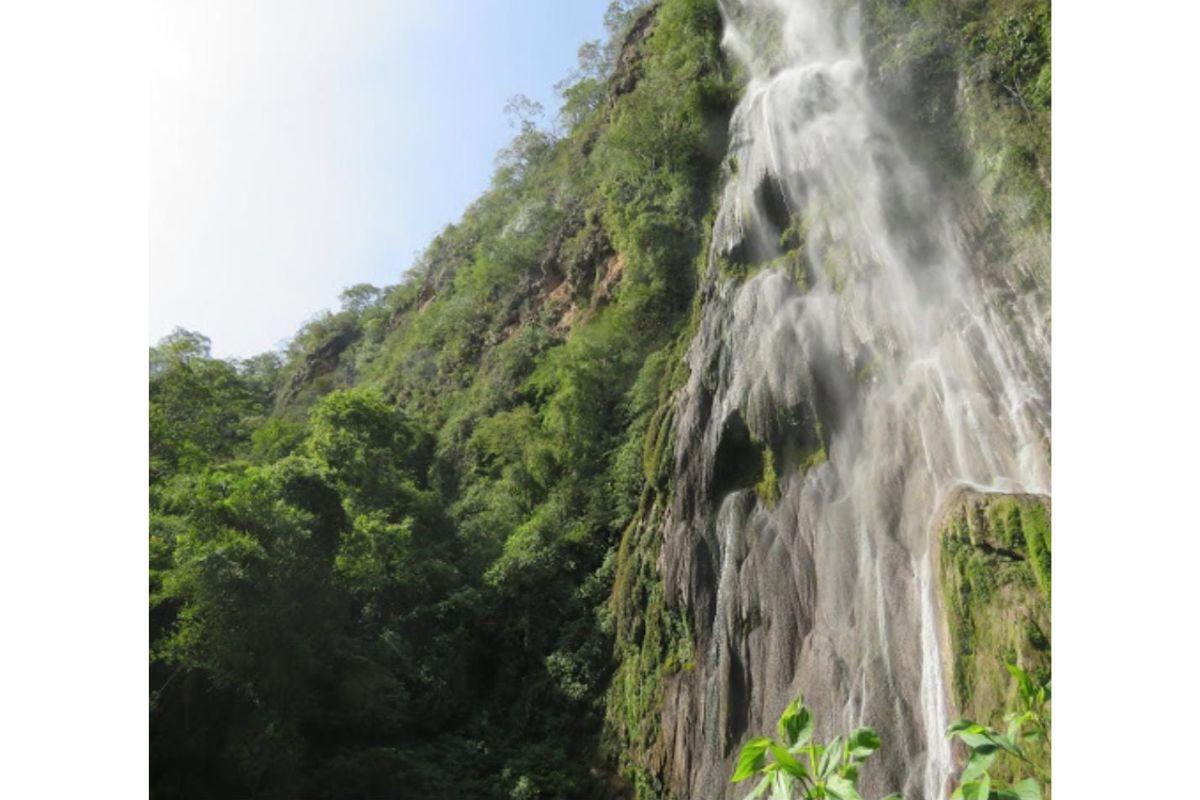 Queda d'água na cachoeira