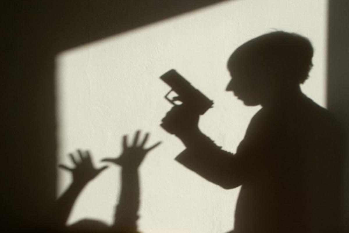 Os assaltantes amarraram e ameaçaram a família