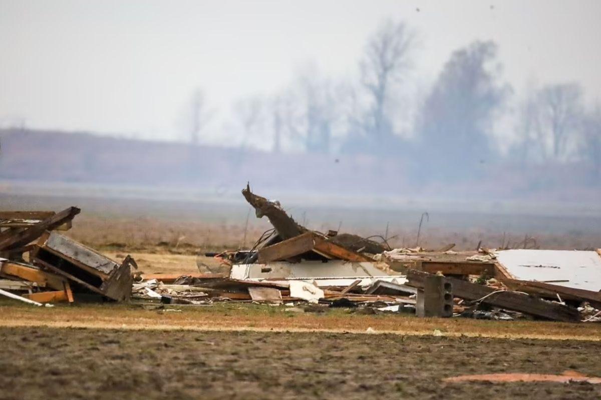 O que sobrou da casa da família Rackey após o forte tornado que feriu toda a família