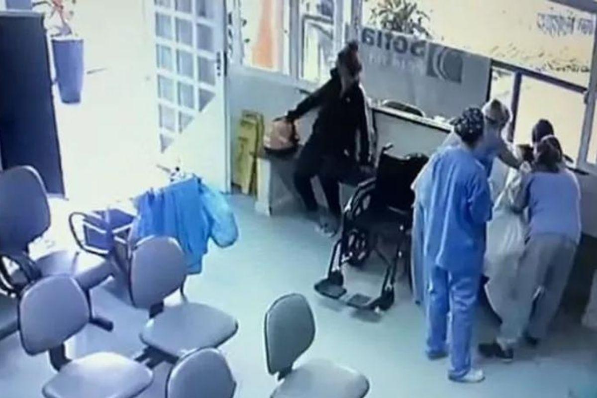 Momento em que a criança é pega do chão e colocada no colo da mãe