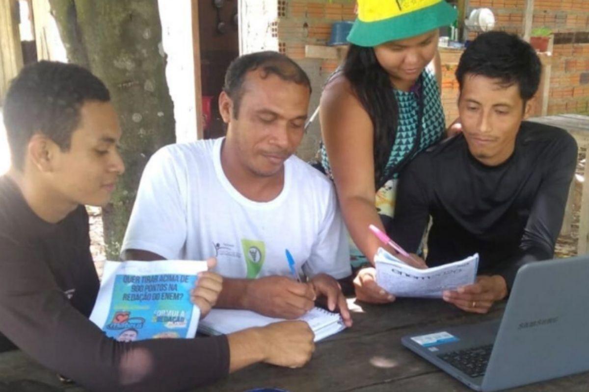 Grupo de agricultores estudam para o Enem