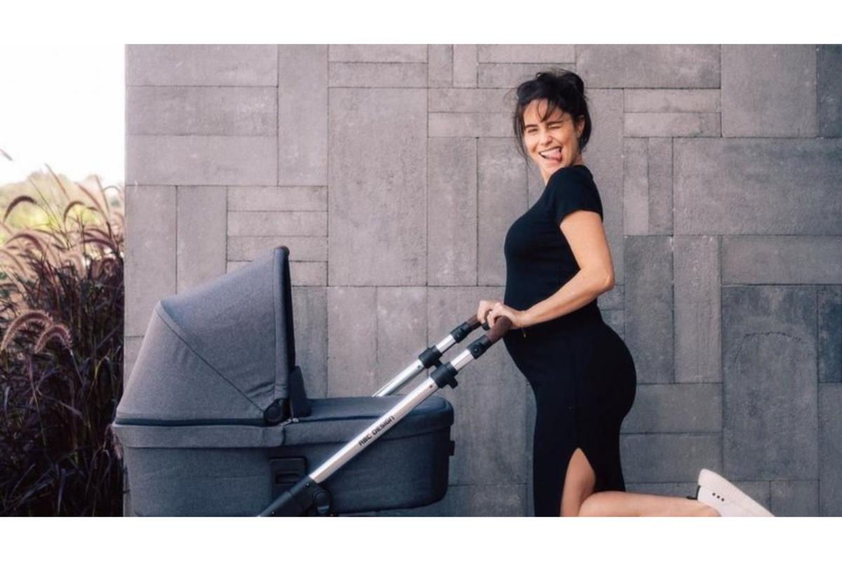 Fernanda Vasconcellos posta foto grávida