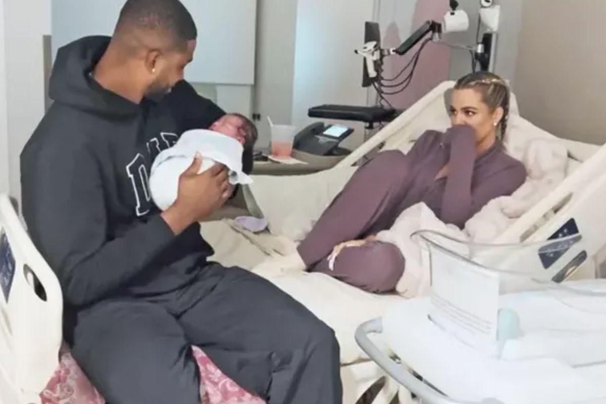 Kholé Kardashian mostra pela primeira vez o filho recém-nascido