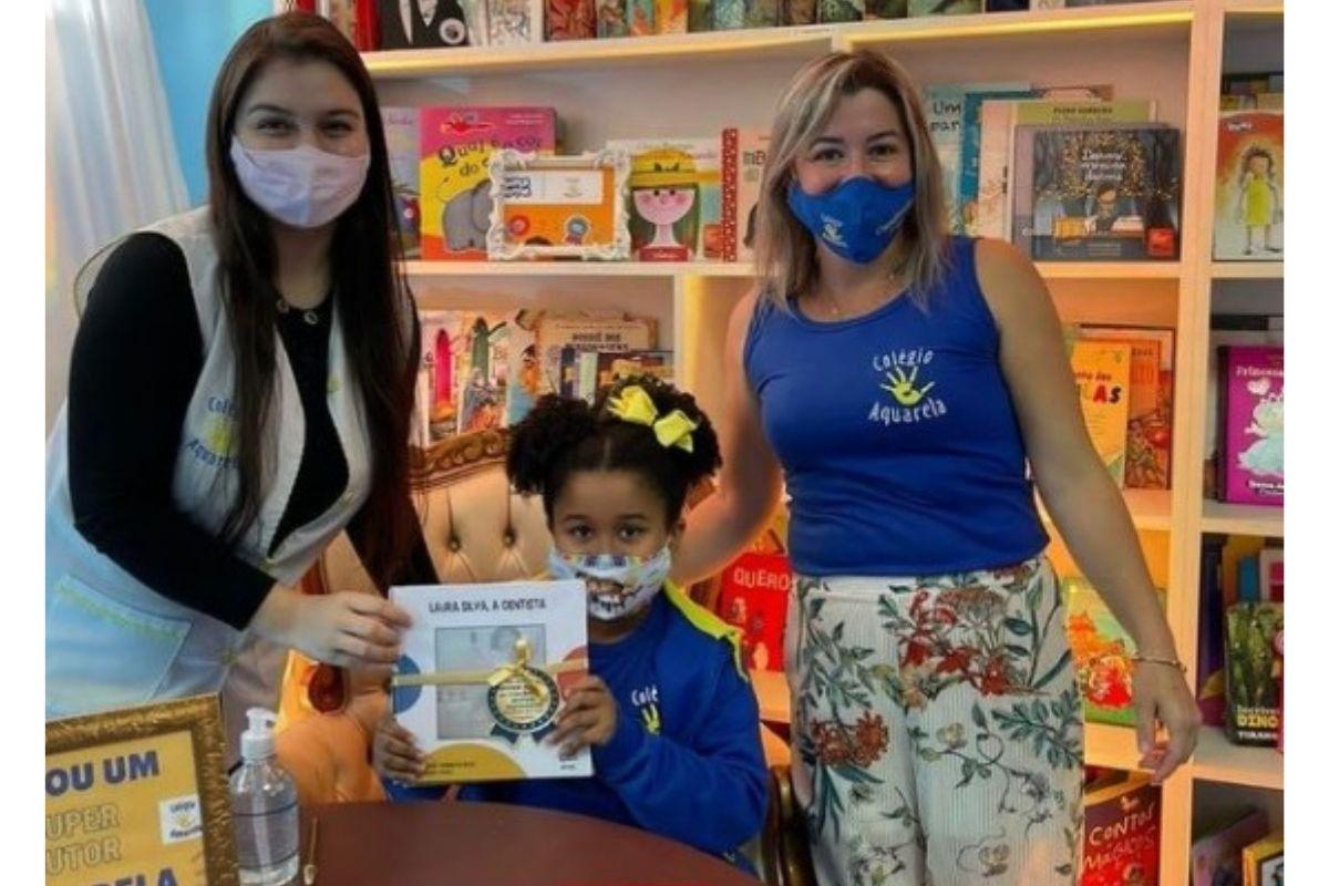 Alunos participam de uma sessão de autógrafos com os professores!