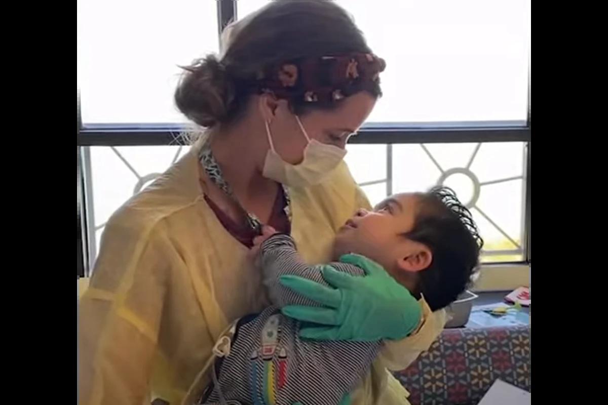 Bebê no colo da mãe
