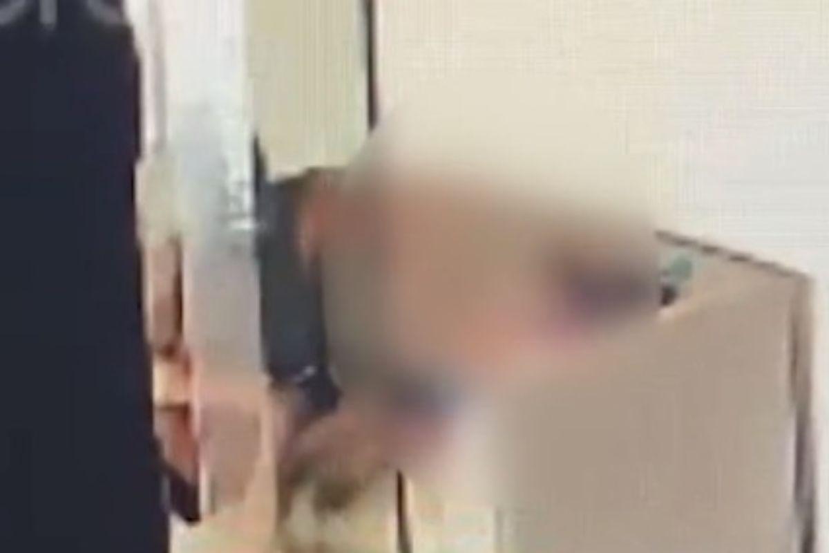 O padrasto que foi flagrado sufocando o próprio enteado se entregou à polícia na última sexta-feira