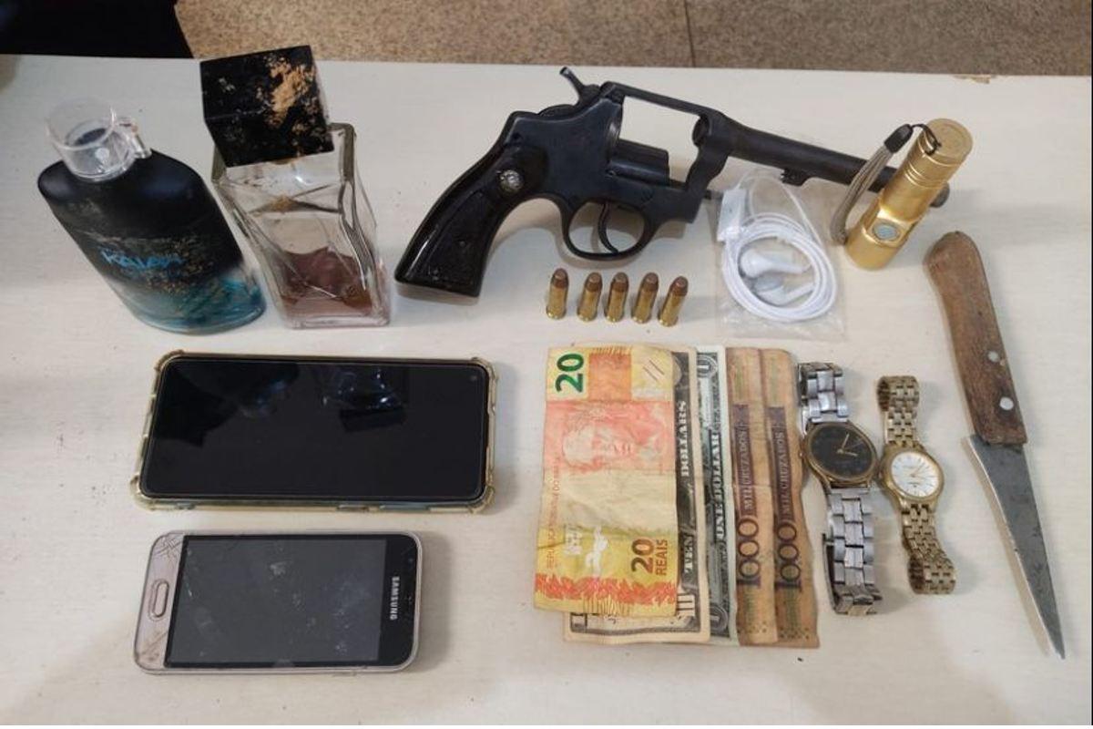 A policia deu voz de prisão aos bandidos